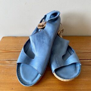 Volks Walkers Blue Soft Leather Sandals w/ Wooden Buttons Closure Sz 8-8.5